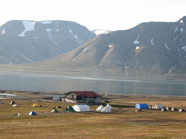 longyearbyen_roland_07july 060.jpg - Vue d'ensemble du seul camping de Longyearbyen, lieu cosmopolite et point de départ des trekkeurs du Spitzberg.